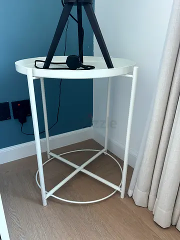 White round side table with metal frame