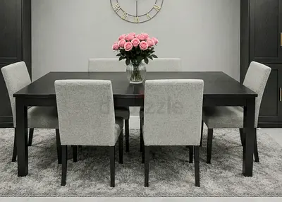 Extendable dining table with 6 chairs IKEA like new