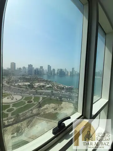 مكتب للإيجار السنوي في الشارقة بمنطقة المجاز، يتميز بتكييف مجاني وموقفين سيارات مجانًا، مع تسهيلات في الدفع على دفعات، وتأمين نقدي ورسوم إدارية، موقع