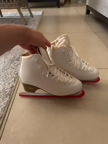 White figure ice skates, 260 (Euro 38-39), used twice, in perfect conditions.