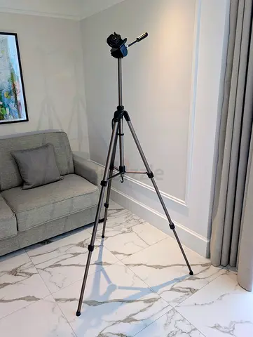 Hama Star 63 aluminium tripod in very good condition, supplied with its original carry bag.