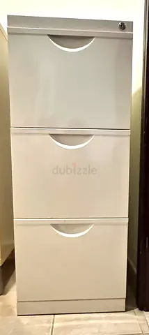 Metal filing cabinet ( no key )