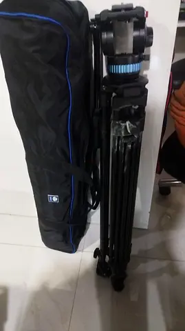 Heavy-duty professional camera tripod with carrying bag (fluid head)