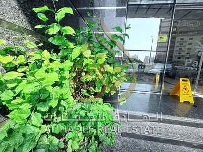 شقة واسعة بتصميم مميز ومساحات كبيرة! 🔹 غرفتا نوم وصالة 🔹 صالة منفصلة مع موزّع كبير 🔹 حمّامان