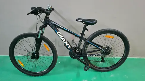 GIANT Mountain bike 21 speed 27.5 inch with front suspension