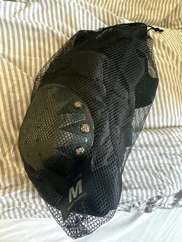 Set of black protective knee/elbow/wrist pads with mesh carry bag (size M)