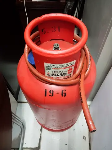 Full Red LPG Gas Cylinder with Hose (Good Condition)
