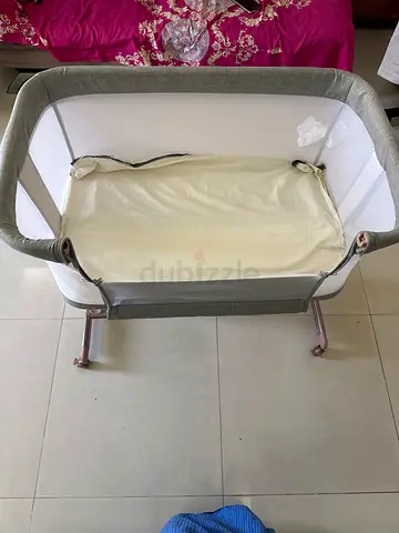 Portable bedside bassinet baby cradle/ travel crib in good condition