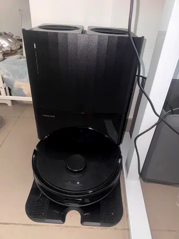 Robot vacuum cleaner / Mop with charging/docking station - good working condition