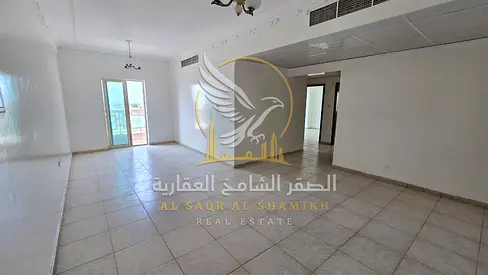 شقة غرفتين وصالة في القليعة، بمساحة واسعة وغرفة ماستر وحمامين، مع بلكونة وإطلالة بحرية مميزة للايجار السنوي