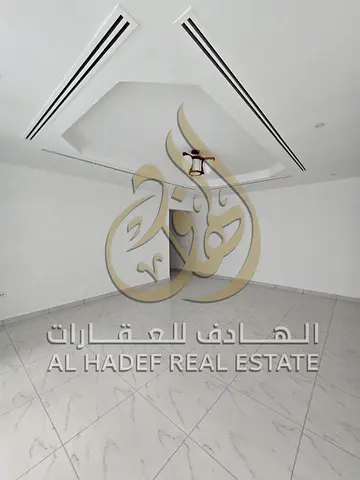 75 ألف درهم سنوياً شقة 3 غرف وصالة مع غرفة خادمة ومخزن وبلكونتين في المجاز 3 الشارقة صف أول على البحيرة مساحة كبيرة جداً مع باركن وصيانة مجانية والدفع