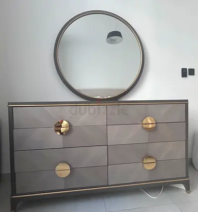 Dresser with mirror & 2xbedside tables