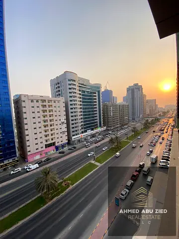 شقة غرفتان وصالة للإيجار في الراشدية 3 عجمان على شارع الشيخ خليفة | غرفه ماستر وبلكونة وموقف وتكييف وشهر مجاناً | 57 ألف على 4 أو 6 دفعات موقع ميز