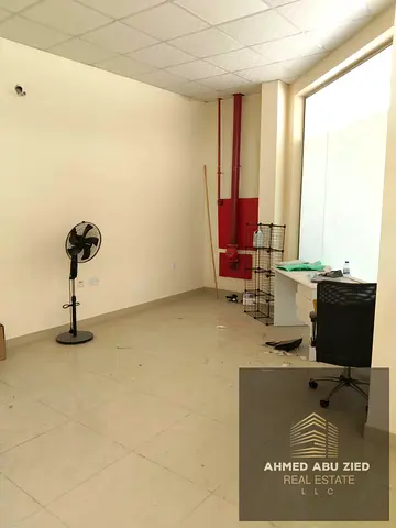 محل تجاري كونر على الشارع الرئيسي في الجرف 3 موقع مميز واجهة واضحة مناسب لجميع الأنشطة الخدمية