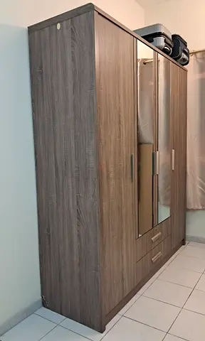 3‑door mirrored wardrobe in grey wood finish — good condition