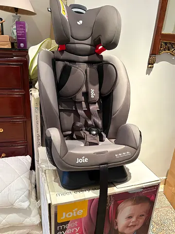 Joie convertible child car seat (rear/forward-facing) in good condition