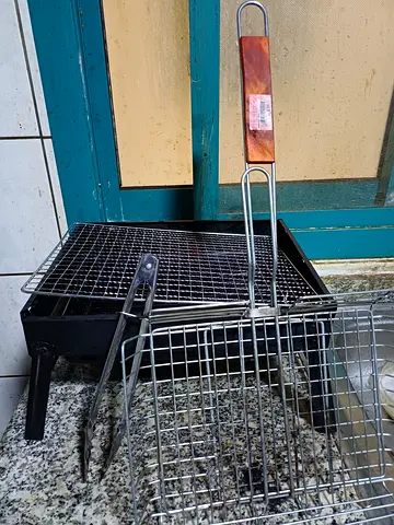 Portable charcoal BBQ grill with grilling basket and tongs