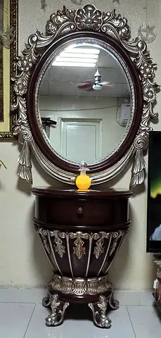 مرايه مع طاولة