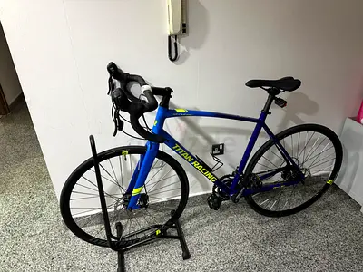road bike with drop handlebars - excellent almost new condition negotiable