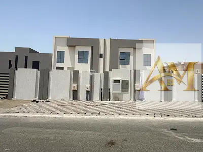 فيلا جديدة كلياً للإيجار، تضم 4 غرف نوم رئيسية (ماستر)، ومطبخاً خارجياً، وصالة واسعة، وغرفة للخادمة.