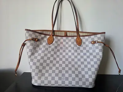 selling an ORIGINAL LV bag, my favorite bag, but got to sell. 3.800aed. JLT