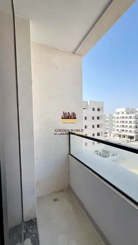 للإيجار غرفة وصالة أول ساكن في مويلح – الشارقة، بموقع مميز واستراتيجي على مخرج دبي وعجمان، وبالقرب من أهم المناطق الحيوية. تتميز الشقة بتصميم ح