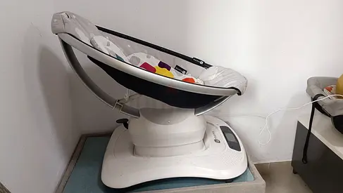 4Moms MamaRoo Baby Swing / Rocker - White, Good Working Condition