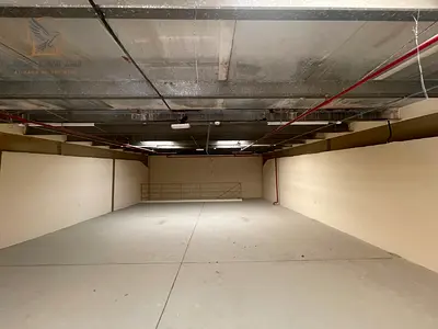 مستودع بالجرف الصناعية 2 على شارع رئيسي مساحة 2940 قدم ميزانين ونظام فاير سيستم حديث