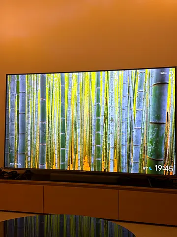 85-inch QLED Google TV in good working condition brand nikai 1 years old