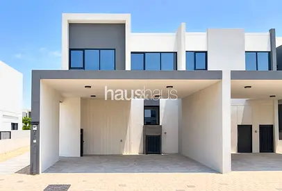 Single Row | Close to Pool | Corner Plot