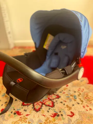 Infant car seat / baby carrier - good condition