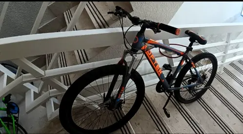 Well-maintained men's mountain bike, 26" wheels, front suspension