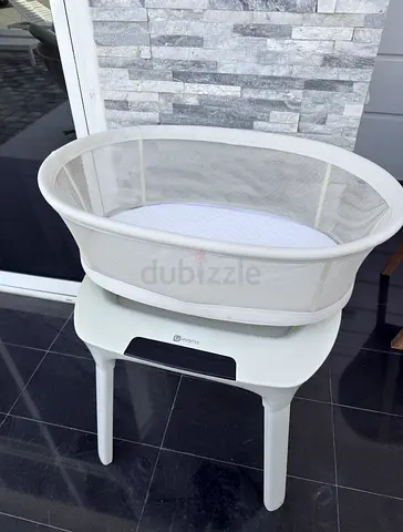 4moms Breeze Bassinet in white/creme - excellent used condition