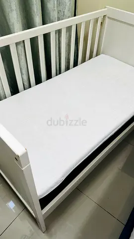 White Wooden Baby Crib / Cot in Good Condition including mattress