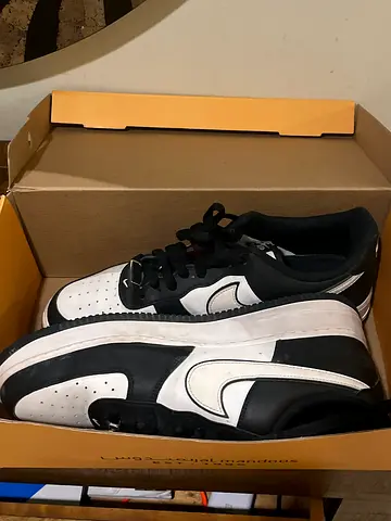 Black and white Nike low-top sneakers (used)