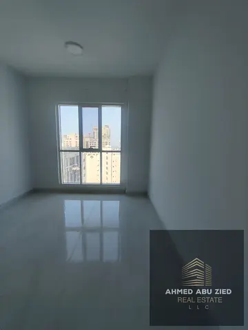 شقة غرفتين وصالة بمساحة كبيرة جداً وتصميم راقي، تتميز بإطلالة بحرية ومفتوحة بالكامل، وتقع في أرق المواقع على كورنيش عجمان مباشرة بالقرب من كافة المراف
