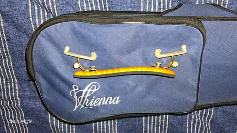 Violin soft case with shoulder strap and wooden chinrest holder