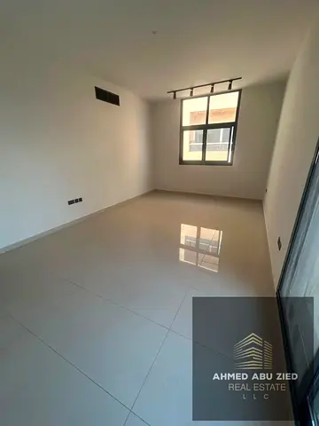 Spacious rooftop unit featuring an excellent terrace/outdoor area and an exceptional layout comprising two rooms and a living area. It is a "second-oc
