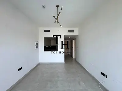 Spacious 1BR | Mid Floor | Community view