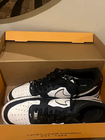 Used black and white men’s sneakers - good condition Nikes Air Force’s