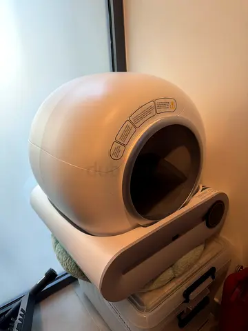 Automatic self-cleaning cat litter box (used)
