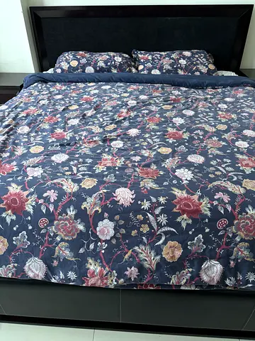 Bedroom Set - Kingsize bed, side tables, chest of drawers, mirror