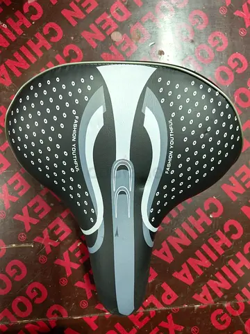 Brand New Comfort foam bike saddle — wide cruiser/comfort seat in good condition