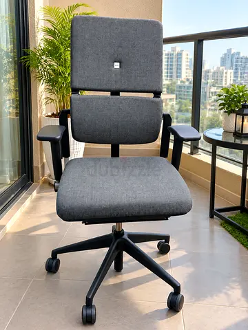 Steel case V2 agonomic office chair with adjustable armrests & back and lumbar support fully loaded