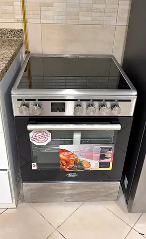 Freestanding electric cooker with ceramic hob and oven - good condition