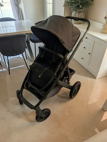 Uppababy Vista V2 stroller with bassinet