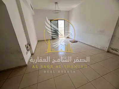 شقة غرفتين وصالة للإيجار في الند القاسمية الشارقة بمساحة واسعة وبلكونة وموقع حيوي قريب من الخدمات اليومية للعائلات