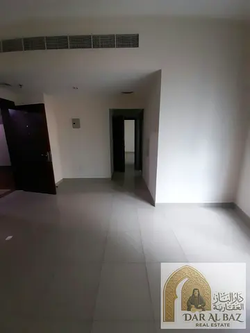 A one-bedroom and living room unit is available for annual rent in the Al Khan area of ​​Sharjah. It features central air conditioning and a bathroom,