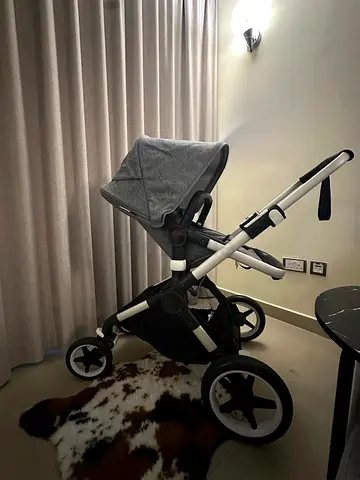 premium Bugaboo Fox Stroller in an elegant Grey Melange fabric with a sleek silver aluminium chassis