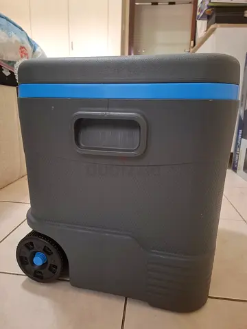 Wheeled Portable ice Box with Handle - Good Condition